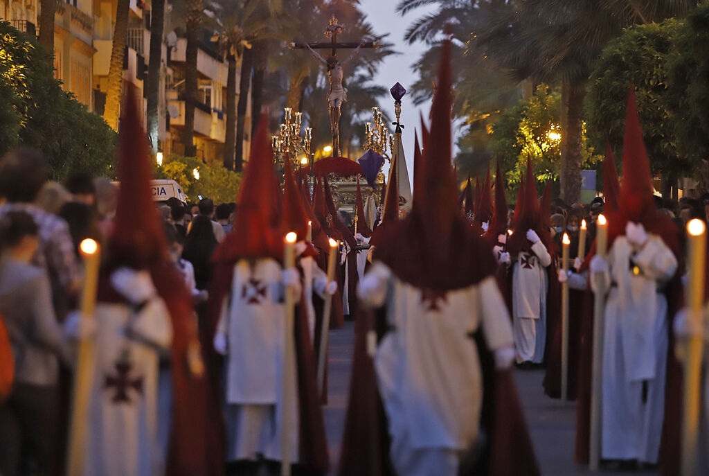 La Hermandad de Los Jud&iacute;os en su recorrido por las calles de Huelva en el Jueves Santo