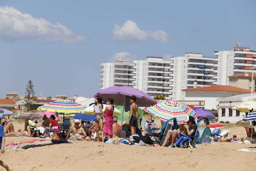 El sol llena las playas de Huelva