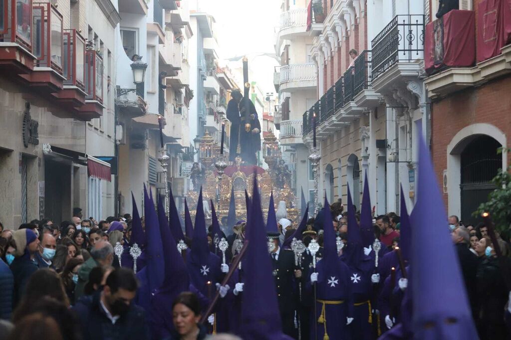 Im&aacute;genes del Nazareno recorriendo las calles de Huelva en la Semana Santa 2022.