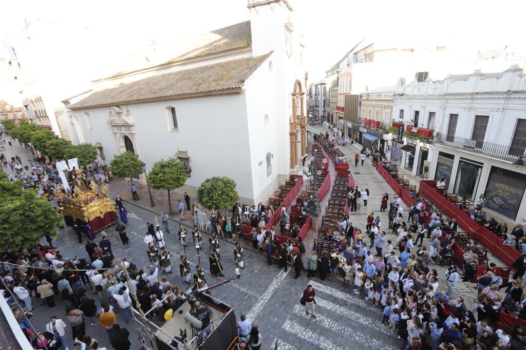 La Hermandad de la Soledad recorre las calles de Huelva en el Viernes Santo