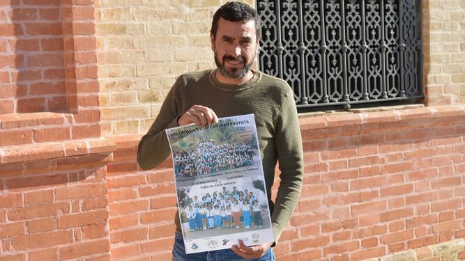 El concejal de Deportes de San Juan, Miguel Beltrán, con el cartel anunciador.