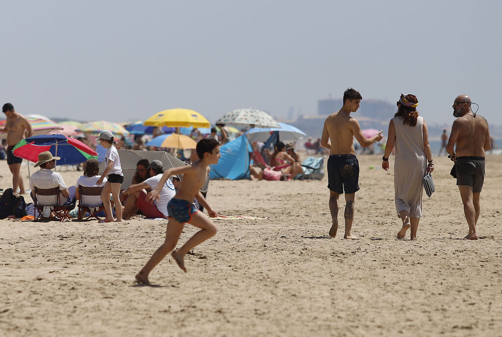 Las playas de Huelva se llenan con la subida de las temperaturas en el fin de semana.
