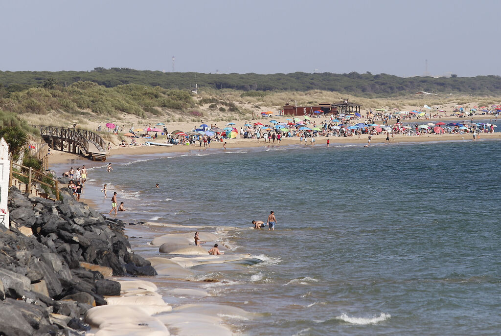Las playas de Huelva se llenan con la subida de las temperaturas en el fin de semana.