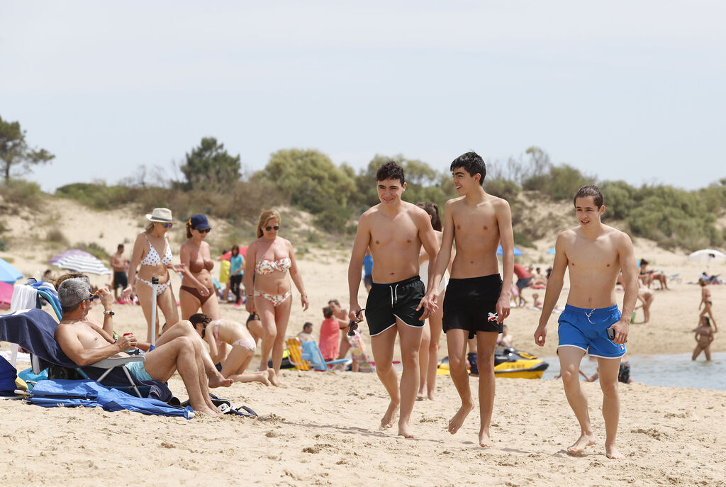Im&aacute;genes de la jornada dominical de playa en Huelva