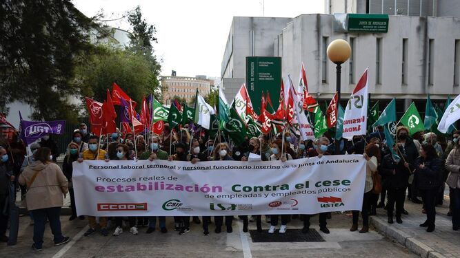 Concentración sindical ante la Delegación del Gobierno de la Junta para reclamar la estabilización laboral de los empleados públicos.