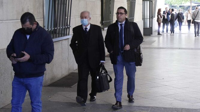 Bernat Soria, a su llegada a los juzgados con su abogado, Antonio Fermín Díaz.