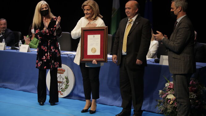 Fátima Báñez recibe la Medalla de Oro de los Peritos e Ingenieros Técnicos Industriales de Huelva