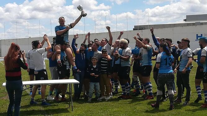 El Tartessos Huelva festeja a lo grande el título de campeón y el ascenso.