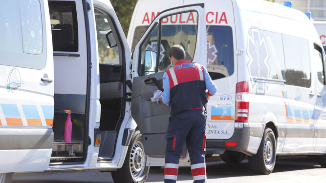 Ambulancias en las inmediaciones del Hospital Juan Ramón Jiménez.