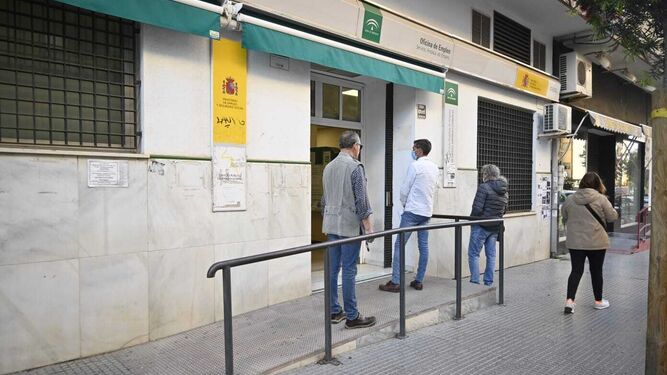 Una oficina del Servicio Andaluz de Empleo en la capital onubense en la mañana de hoy.