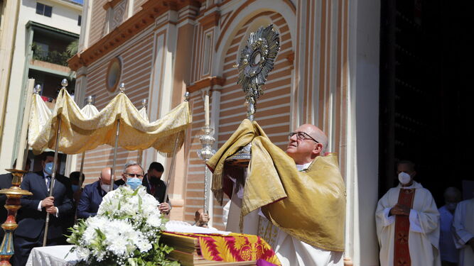 Santiago Gómez realiza la bendición en las puertas de la catedral de Huelva.