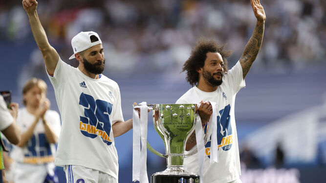 Benzema y Marcelo, los dos capitanes, celebran el título de Liga del Real Madrid.