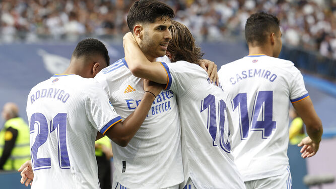 Los jugadores del Real Madrid celebran su triunfo.