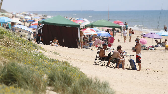 Una poblada playa de la Costa de Huelva.