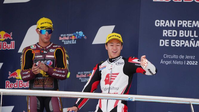 Ai Ogura celebra en el podio su victoria en el GP de España en Jerez.