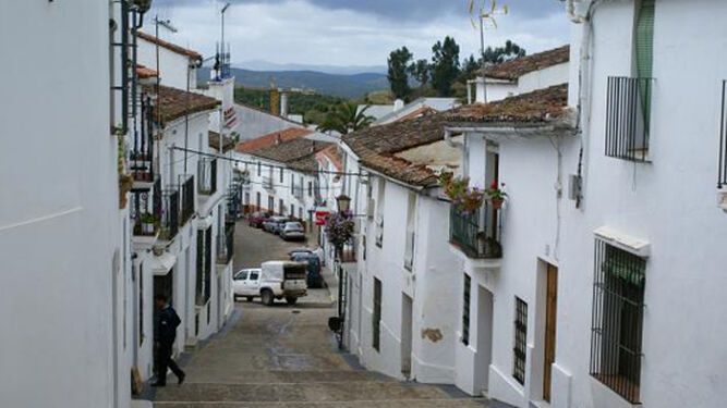 ¿Cuál es el pueblo de Huelva considerado 'la puerta de entrada' a la Sierra?