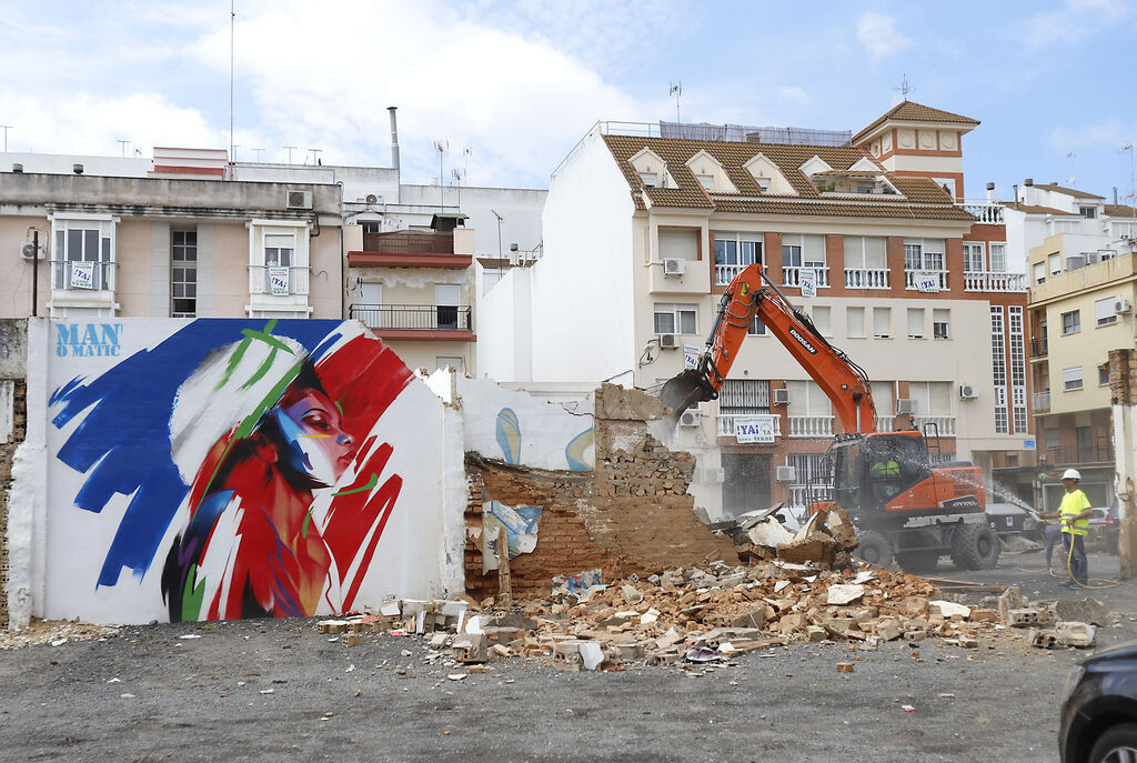 Im&aacute;genes del derribo de una de las viviendas en ruina en el barrio de Viaplana de Huelva