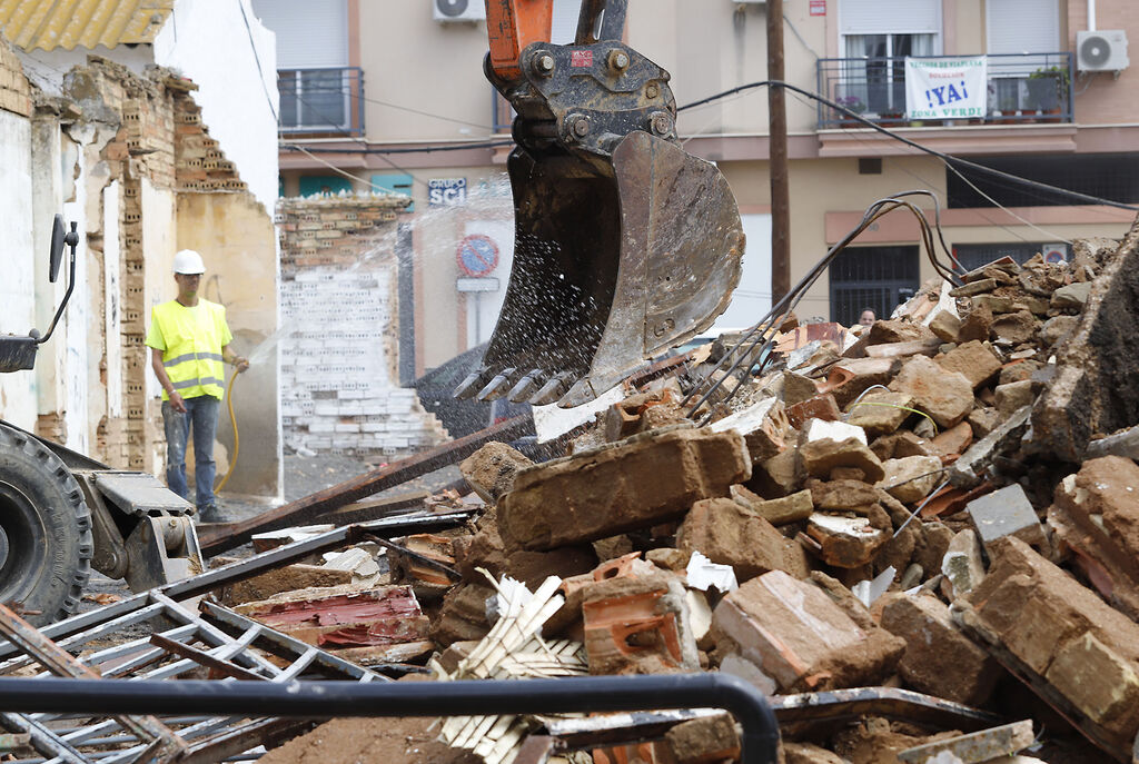 Im&aacute;genes del derribo de una de las viviendas en ruina en el barrio de Viaplana de Huelva