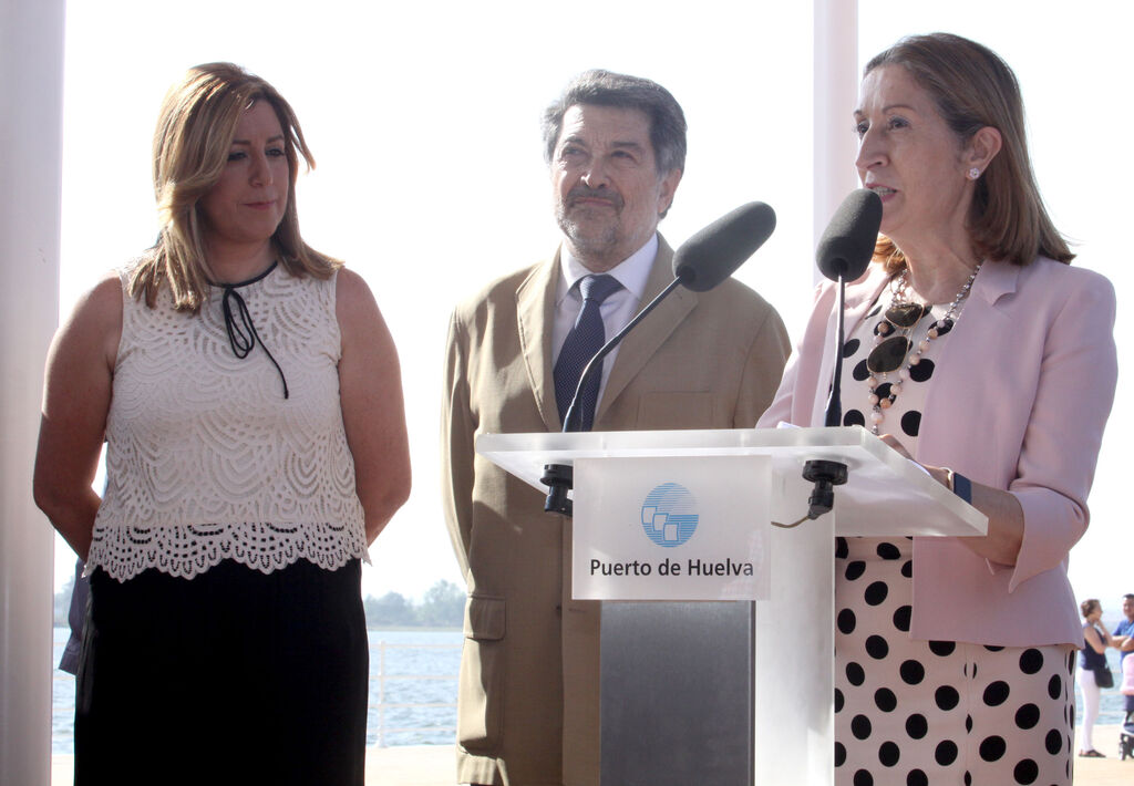 Junto a la presidenta de la Junta, Susana D&iacute;az, y la ministra Ana Pastor en la inauguraci&oacute;n del Paseo de la R&iacute;a.&nbsp;