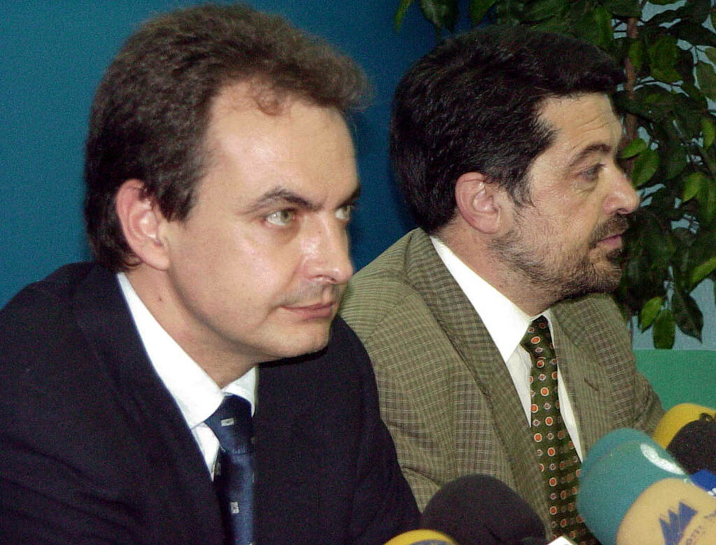Jos&eacute; Luis Rodr&iacute;guez Zapatero en su etapa como l&iacute;der de la oposici&oacute;n acompa&ntilde;a a Barrero en 2003.