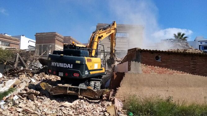 Trabajos de demolición en el edificio junto al Colegio de Ferroviarios.