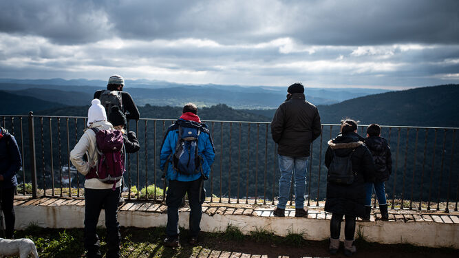 Un grupo de turistas en la Sierra de Aracena y Picos de Aroche.