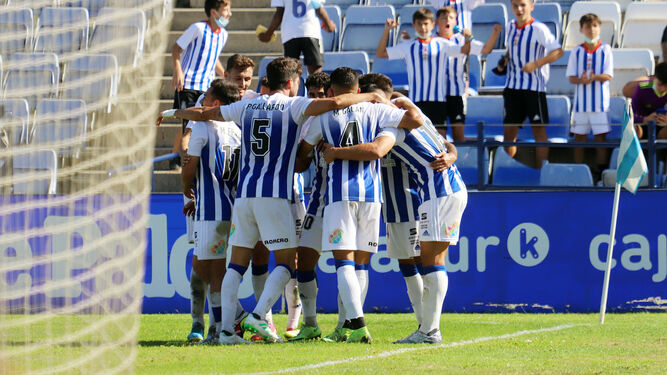 Los jugadores del Decano celebran un gol en el Nuevo Colombino.