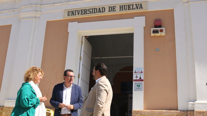 Manuel Andrés González junto a Pilar Marín y Jaime Pérez en el Campus de la Merced de la UHU.