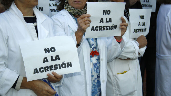 Protesta contra las agresiones al personal sanitario en un centro de salud de la capital onubense.