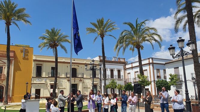 Aplausos tras el izado de la bandera de Europa en La Palma del Condado.