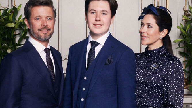 Christian de Dinamarca con sus padres, los príncipes Fdederico y Mary.