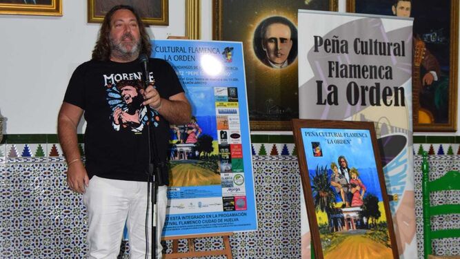 Pepe El Marismeño junto al cartel del concurso.