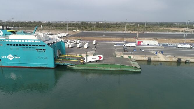 Rampa ro-ro actual que da servicio a los buques de la línea entre Huelva y Canarias.