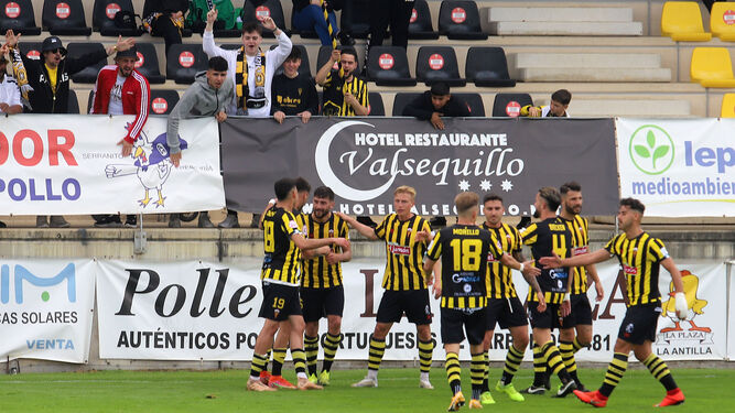 Los jugadores del San Roque de Lepe celebran un gol.