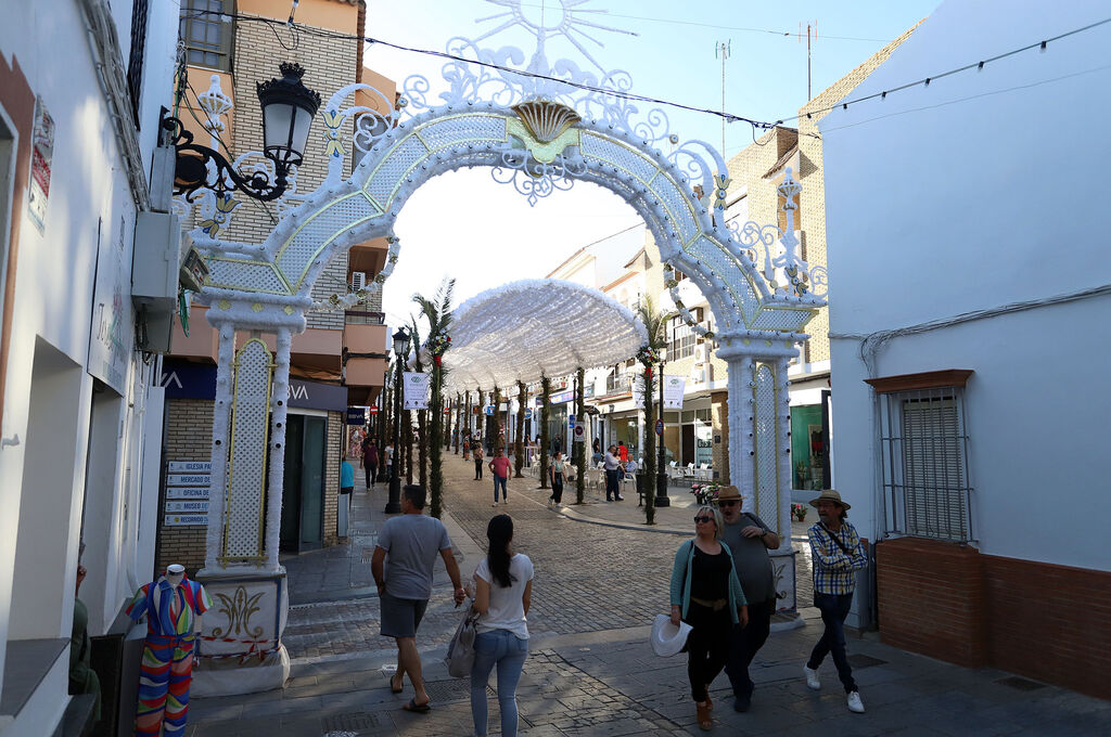 El pueblo de Almonte engalana sus calles para la procesi&oacute;n de la Virgen del Roc&iacute;o, en im&aacute;genes
