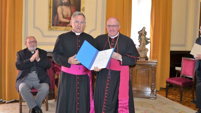 Carrasco Terriza con el obispo de Huelva.