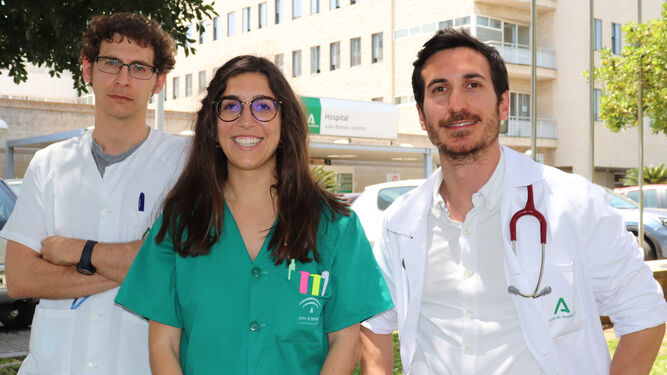 La médico residente premiada Laura Fernández, junto a sus tutores docentes, los oncólogos David Morales y Francisco Jiménez.