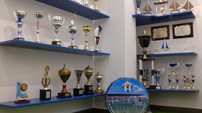 Algunos de los trofeos expuestos en la sede del CD Canela.