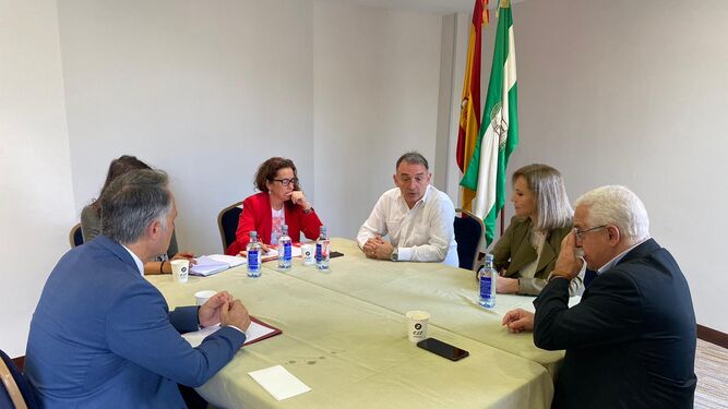 Reunión entre representantes del Gobierno y de los sindicatos en Huelva en torno al problema de los asentamientos.