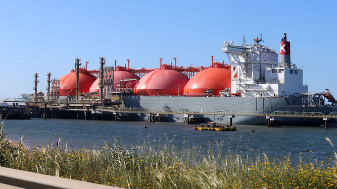 Un metanero descarga gas natural en el muelle de Enagás del Puerto Exterior de Huelva.
