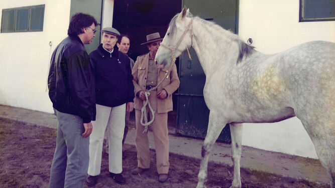 José Boixo, en una imagen de los años 80, muestra un caballo marismeño al presidente francés, François Mitterrand, y el presidente del Gobierno, Felipe González.