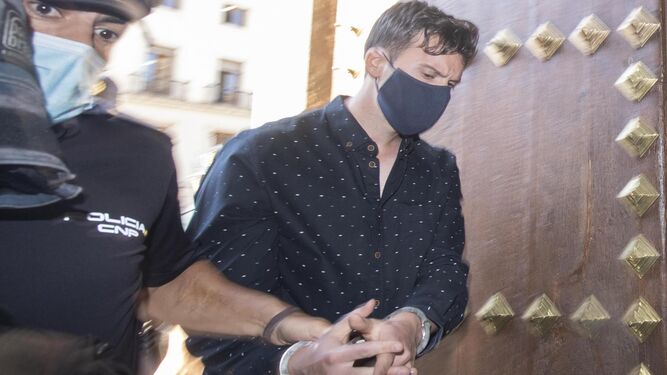El legionario acusado de asesinar en febrero de 2020 en Granada a su expareja llega escoltado a la audiencia de Granada