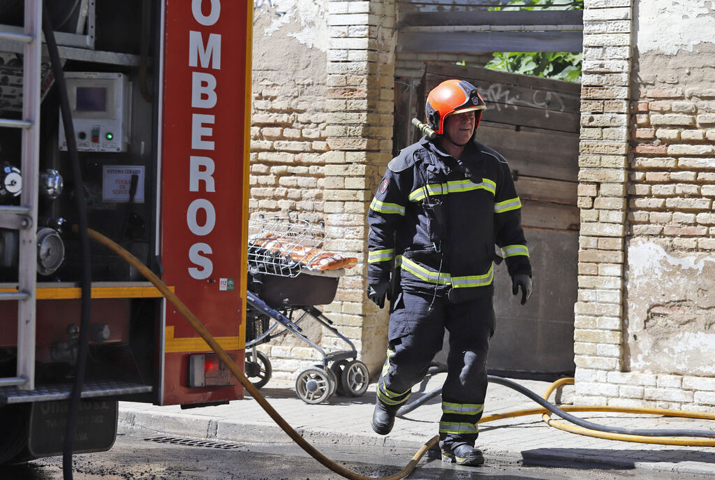 Incendio en las casas abandonadas de la calle Valverde del Camino en Huelva