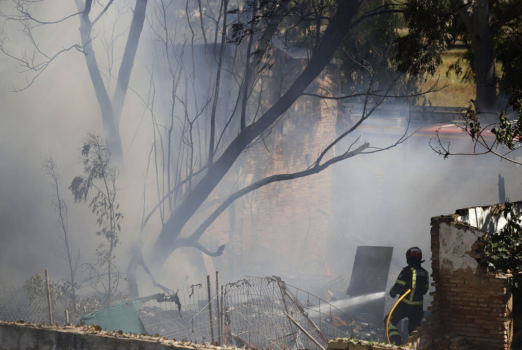 Incendio en las casas abandonadas de la calle Valverde del Camino en Huelva