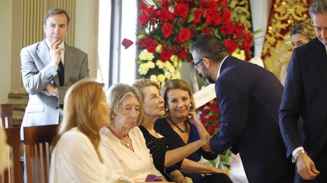 Concha Spinola, viuda de Miguel Báez, recibe el pésame en la capilla ardiente.