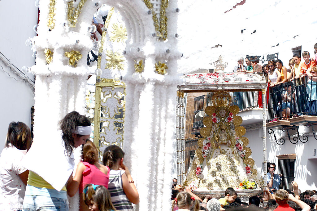 Procesi&oacute;n de la Virgen del Roc&iacute;o por las calles de Almonte en 2006.