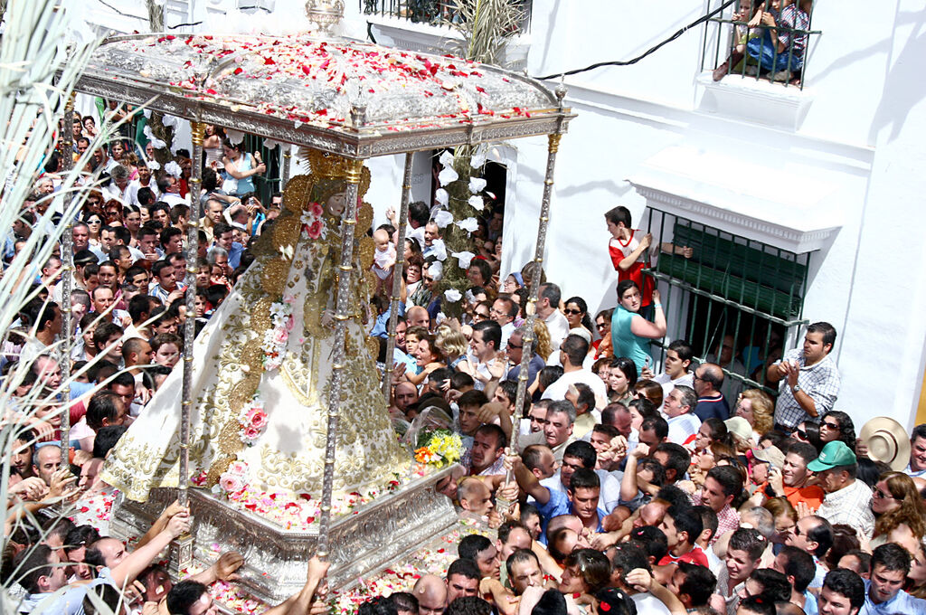 Procesi&oacute;n de la Virgen del Roc&iacute;o por las calles de Almonte en 2006.