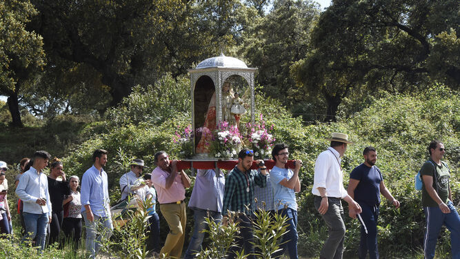 Última romería de ida de la Virgen del Prado, Patrona de Higuera de la Sierra, cruzando el vado sobre el emblemático Arroyo del Rey