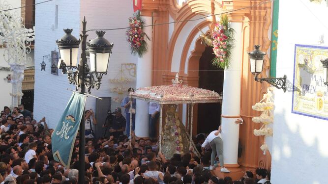La Virgen del Rocío en su entrada a la parroquia.