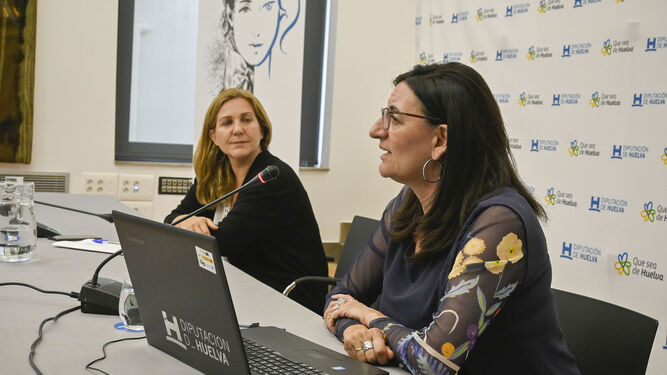 María Antonia Peña y Belén Castillo durante la conferencia en la Diputación.